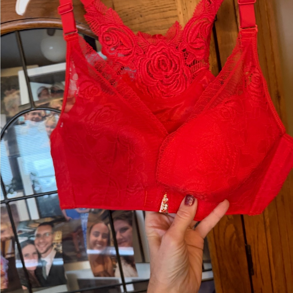 NEW NWT 46F Elegant Red Lace Front Closure Bra.
